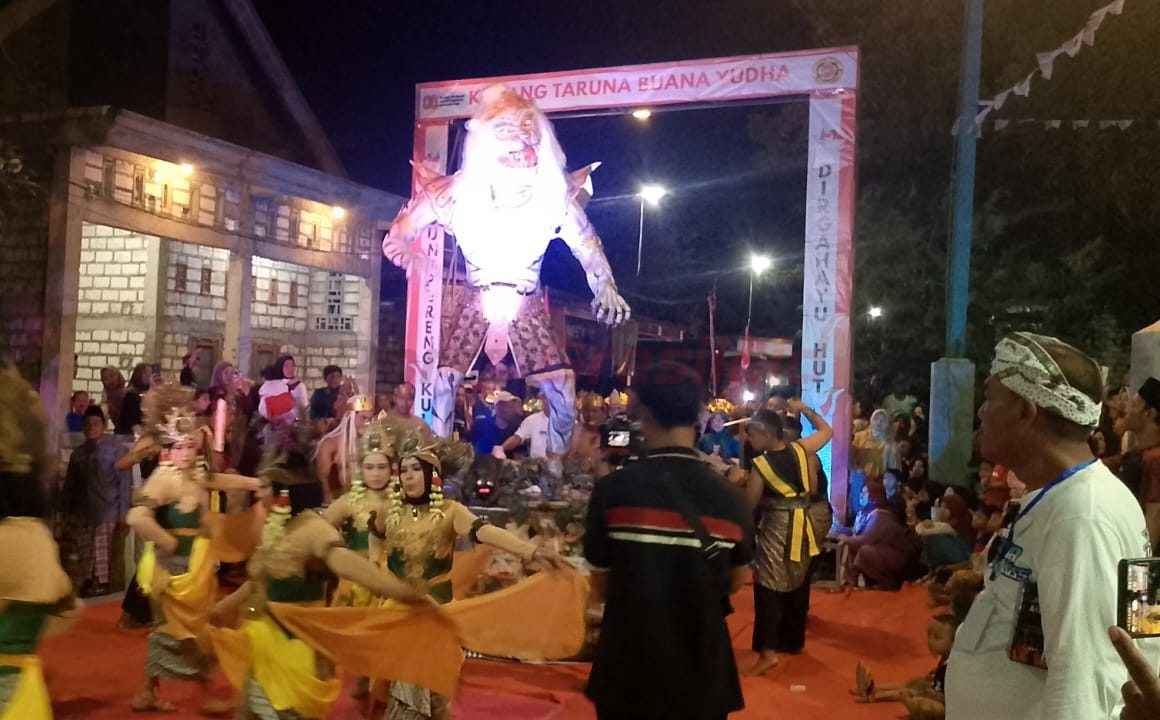 Dusun Pereng Kulon, Desa Melirang, Kecamatan Bungah gelar Karnaval dan Pawai Budaya Rakyat serta Pertunjukan Drama Seni Nusantara yang digelar Sabtu (30/8/2025) malam.