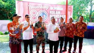 Direktur Utama Petrokimia Gresik, Daconi Khotob (2 dari kiri) bersama bersama jajaran Pemkab Gresik, Polres, dan Kodim 0817 meresmikan 80 Kolam Budidaya Ikan Lele Se-Kabupaten Gresik