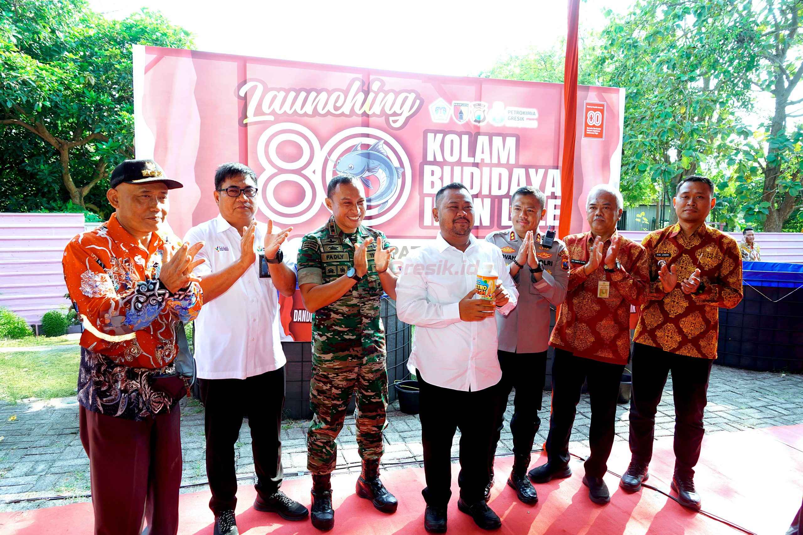 Direktur Utama Petrokimia Gresik, Daconi Khotob (2 dari kiri) bersama bersama jajaran Pemkab Gresik, Polres, dan Kodim 0817 meresmikan 80 Kolam Budidaya Ikan Lele Se-Kabupaten Gresik