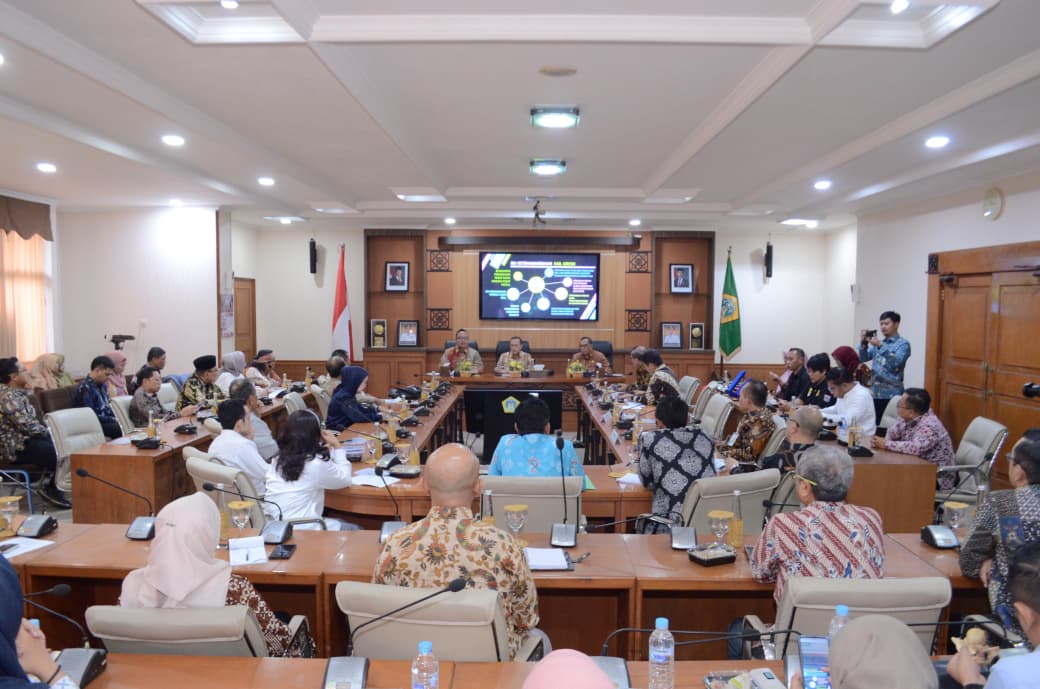 Wakil Bupati Gresik dr. Asluchul Alif menerima kunjungan kerja Komisi IX DPR RI di Kantor Bupati Gresik, Jumat (12/9).