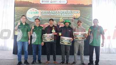 Komut PG, Suhardi Alius (2 dari kiri), DKU PG, Adityo Wibowo (paling kiri) dan manajemen PG menyerahkan apresiasi kepada para pemenang Lomba Kentang Raksasa