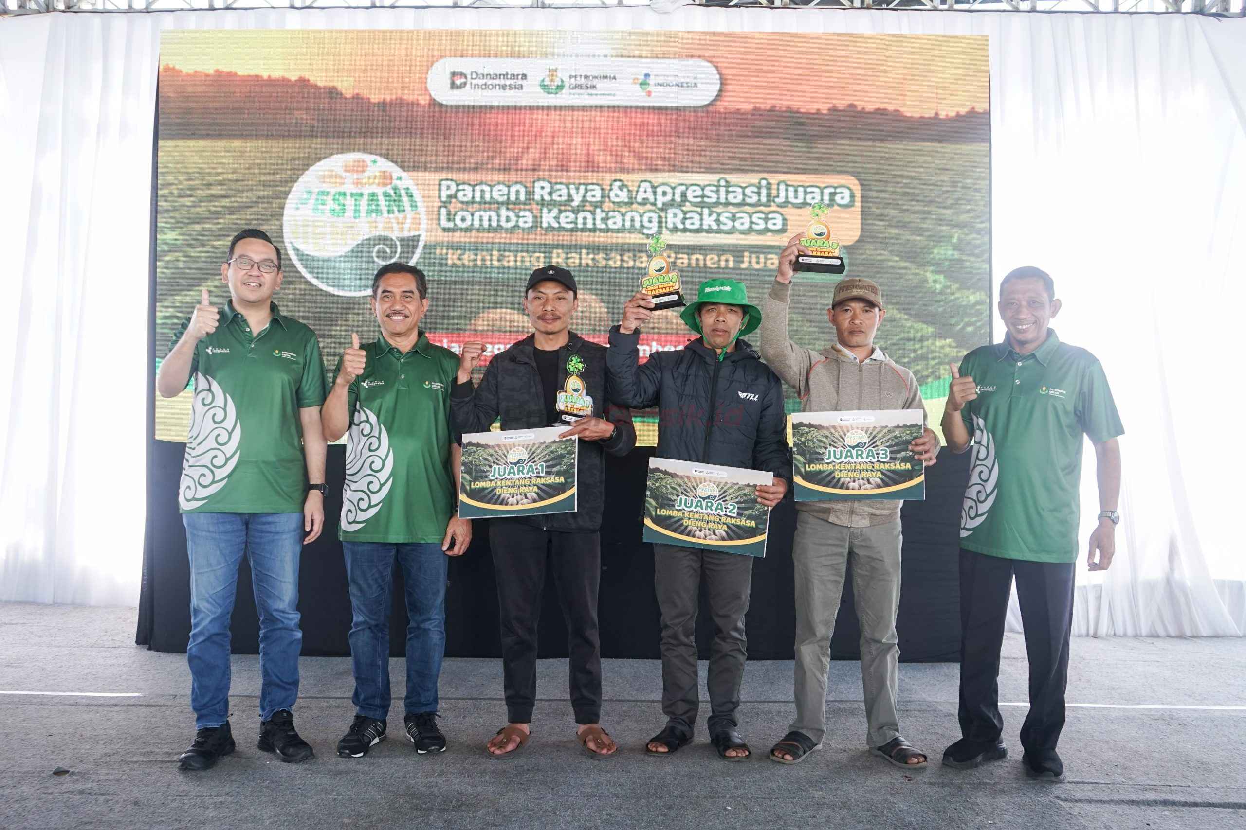 Komut PG, Suhardi Alius (2 dari kiri), DKU PG, Adityo Wibowo (paling kiri) dan manajemen PG menyerahkan apresiasi kepada para pemenang Lomba Kentang Raksasa