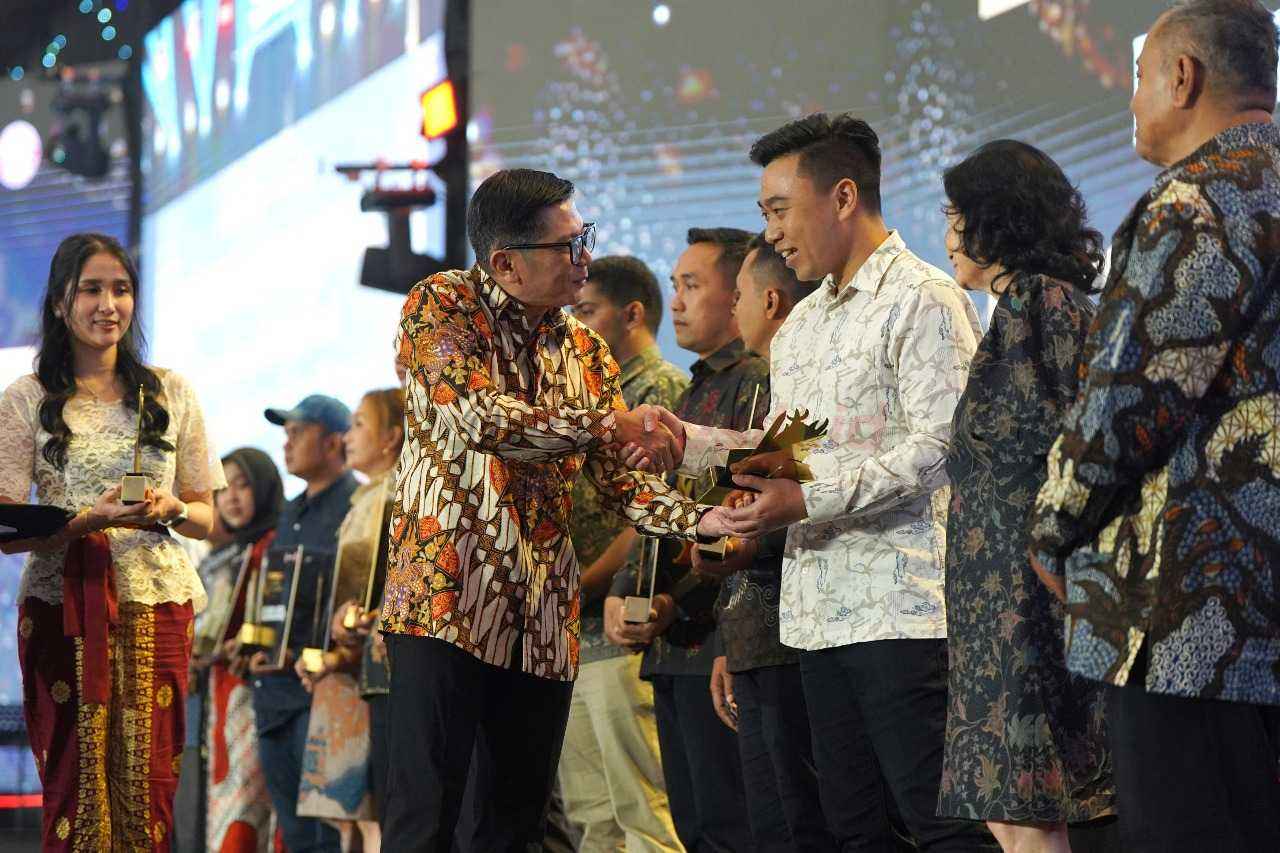 Direktur Sales dan Marketing SIG, Dicky Saelan menyerahkan trofi penghargaan kategori Toko Best Legend kepada pemilik Toko Bangunan Makmur, Kabupaten Kediri, Agus Setiawan pada ajang Retailer Gathering SIG yang berlangsung The Westin Surabaya Grand Ballroom & Convention Center, akhir Agustus 2025.