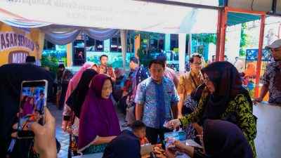 Pemerintah Kabupaten (Pemkab) Gresik kembali menggelar Pasar Sembako Murah di halaman Kantor Kelurahan Tlogopojok, Kecamatan Gresik, Senin (1/9/2025).