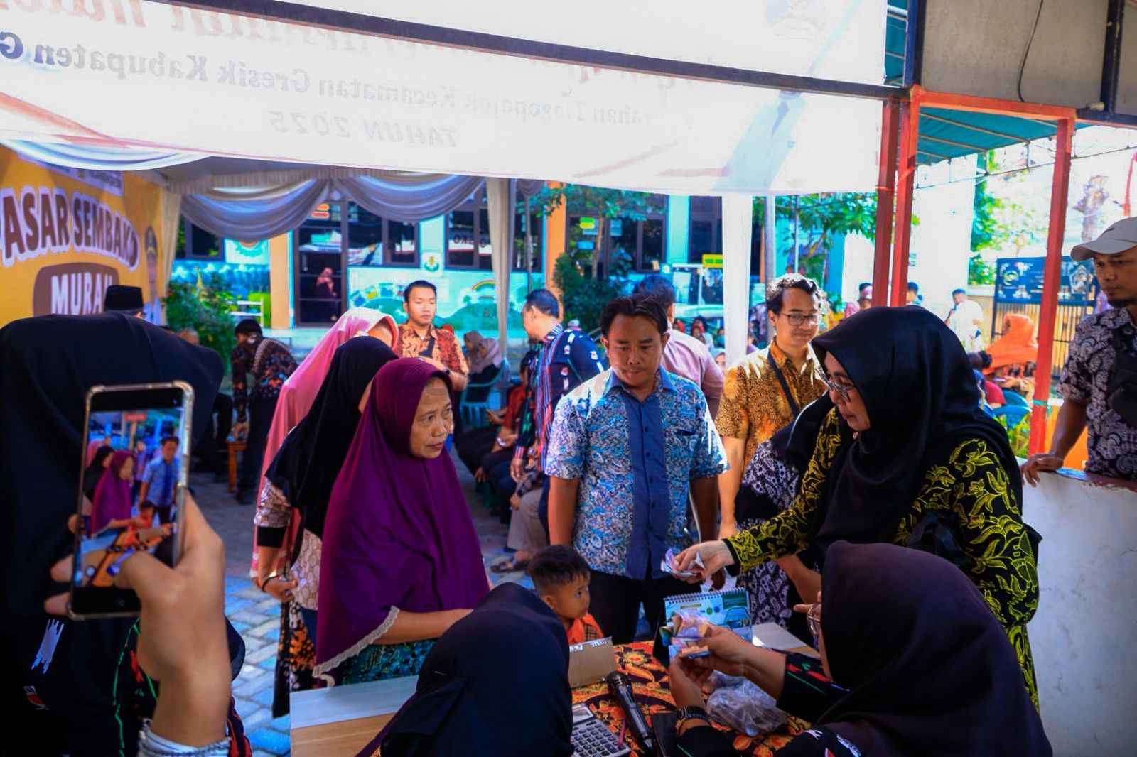 Pemerintah Kabupaten (Pemkab) Gresik kembali menggelar Pasar Sembako Murah di halaman Kantor Kelurahan Tlogopojok, Kecamatan Gresik, Senin (1/9/2025).