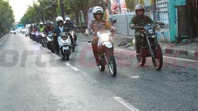 Polres Gresik bersama Kodim 0817/Gresik menggelar Patroli Skala Besar pada Senin (1/9/2025) sore.