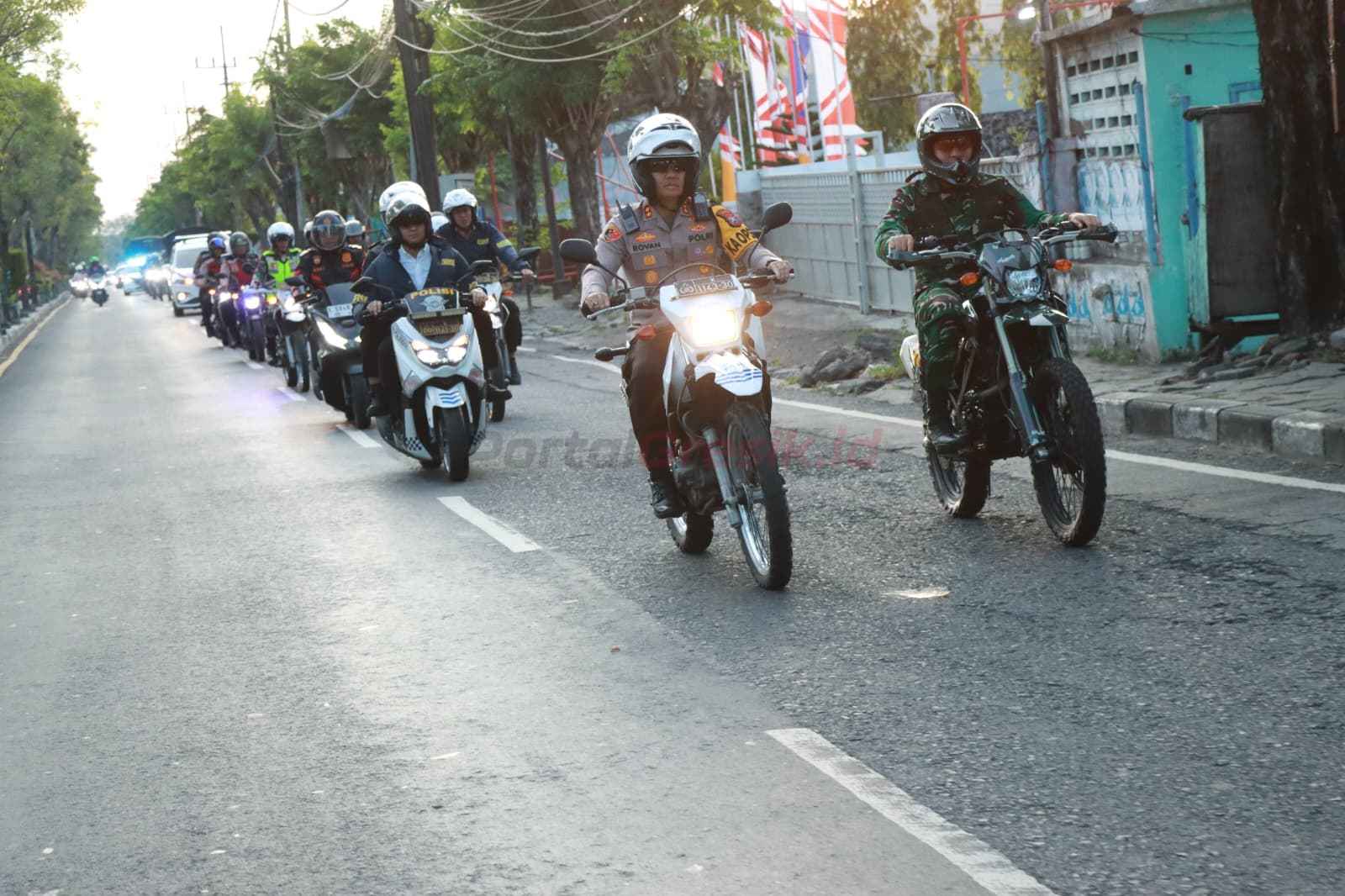 Polres Gresik bersama Kodim 0817/Gresik menggelar Patroli Skala Besar pada Senin (1/9/2025) sore.