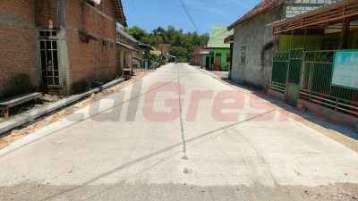 Pemerintah Desa (Pemdes) Ngampel, Kecamatan Balongpanggang, Kabupaten Gresik, merampungkan pembangunan salah satu ruas jalan desa melalui pengecoran beton.