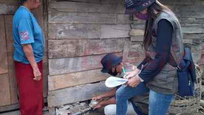 Anggota BUMDes melakukan pengecekan rutin pada meteran air di rumah-rumah warga yang mendapat akses air bersih di Desa Pasucen, Kabupaten Rembang, Jawa Tengah.