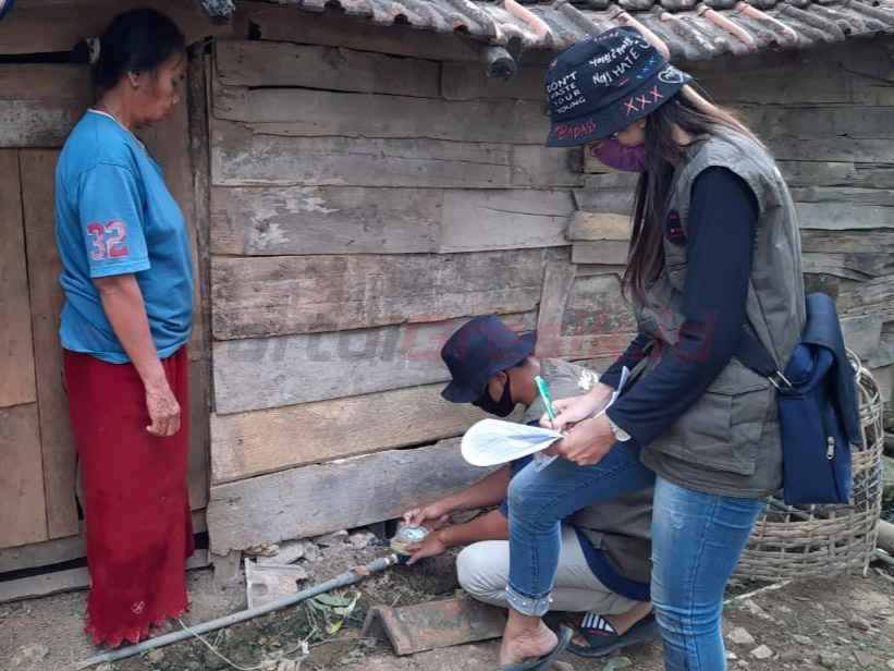 Anggota BUMDes melakukan pengecekan rutin pada meteran air di rumah-rumah warga yang mendapat akses air bersih di Desa Pasucen, Kabupaten Rembang, Jawa Tengah.