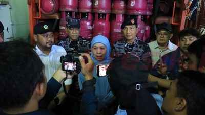 Gubernur Khofifah dan Bupati Yani secara langsung melepas keberangkatan KRI Surabaya 591 dari Dermaga Semampir Baru Koarmada II Surabaya.