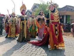 Lautan Manusia Banjiri Karnaval Nusantara Desa Glindah, Nyi Roro Jonggrang hingga Putri Raja Adu Gaya