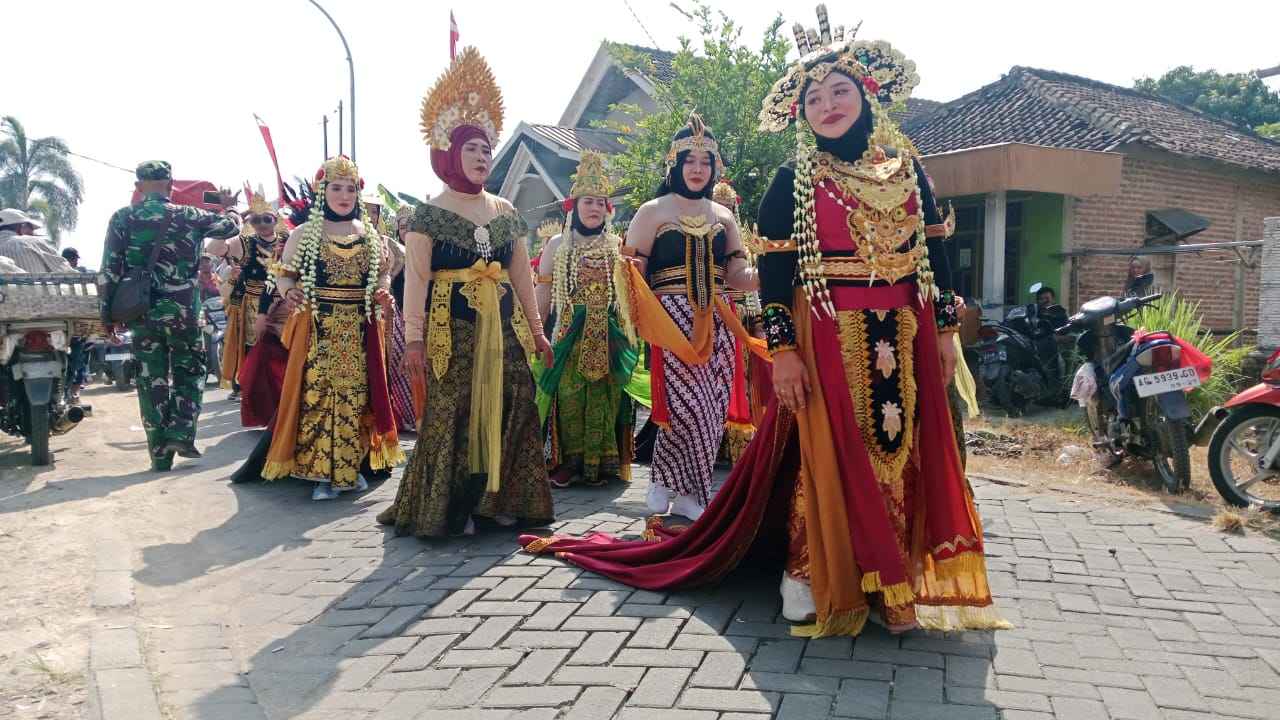 Karnaval budaya bertemakan “Keanekaragaman dalam Kebersamaan” Desa Glindah, Kecamatan Kedamean, Minggu pagi(7/9).