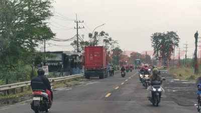 Satuan Lalu Lintas (Satlantas) Polres Gresik menindak tegas lima truk besar yang melanggar aturan jam operasional di wilayah utara dan dalam kota Gresik, Kamis (11/9/2025).