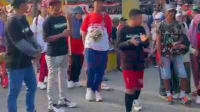 Warga Desa Dermo, Kecamatan Benjeng, Kabupaten Gresik, menggelar jalan sehat sebagai penutup rangkaian peringatan HUT ke-80 Republik Indonesia. Kegiatan yang digelar pada Ahad (07/09/2025)