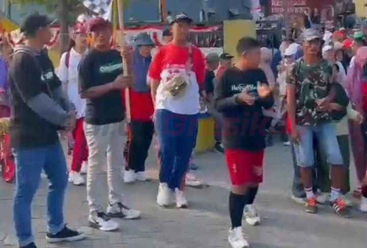 Warga Desa Dermo, Kecamatan Benjeng, Kabupaten Gresik, menggelar jalan sehat sebagai penutup rangkaian peringatan HUT ke-80 Republik Indonesia. Kegiatan yang digelar pada Ahad (07/09/2025)