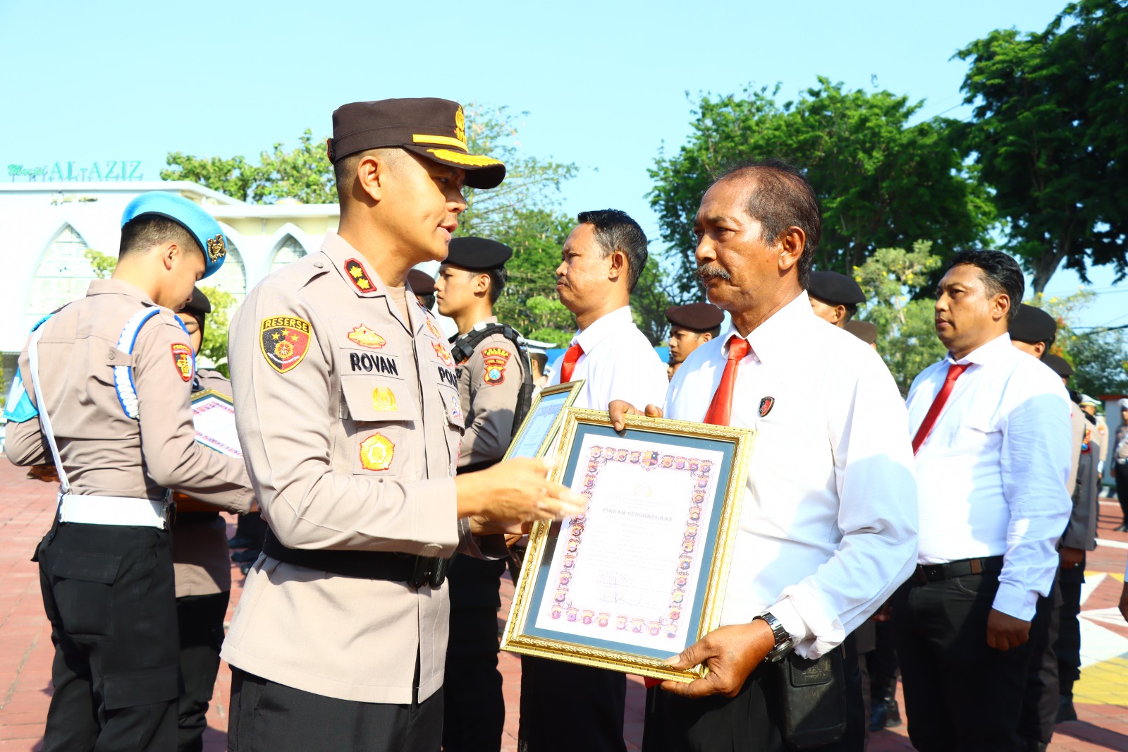 4 Personel Polres Gresik Terima Penghargaan atas Dedikasi dan Kinerja Luar Biasa
