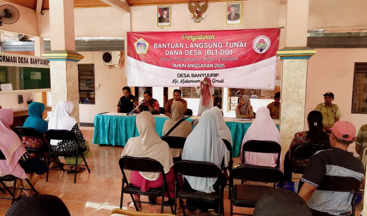 Sebanyak 43 warga kurang mampu di Desa Banyuurip, Kecamatan Kedamean, Kabupaten Gresik kembali menerima Bantuan Langsung Tunai Dana Desa (BLT-DD) tahap ke-9 tahun anggaran 2025.