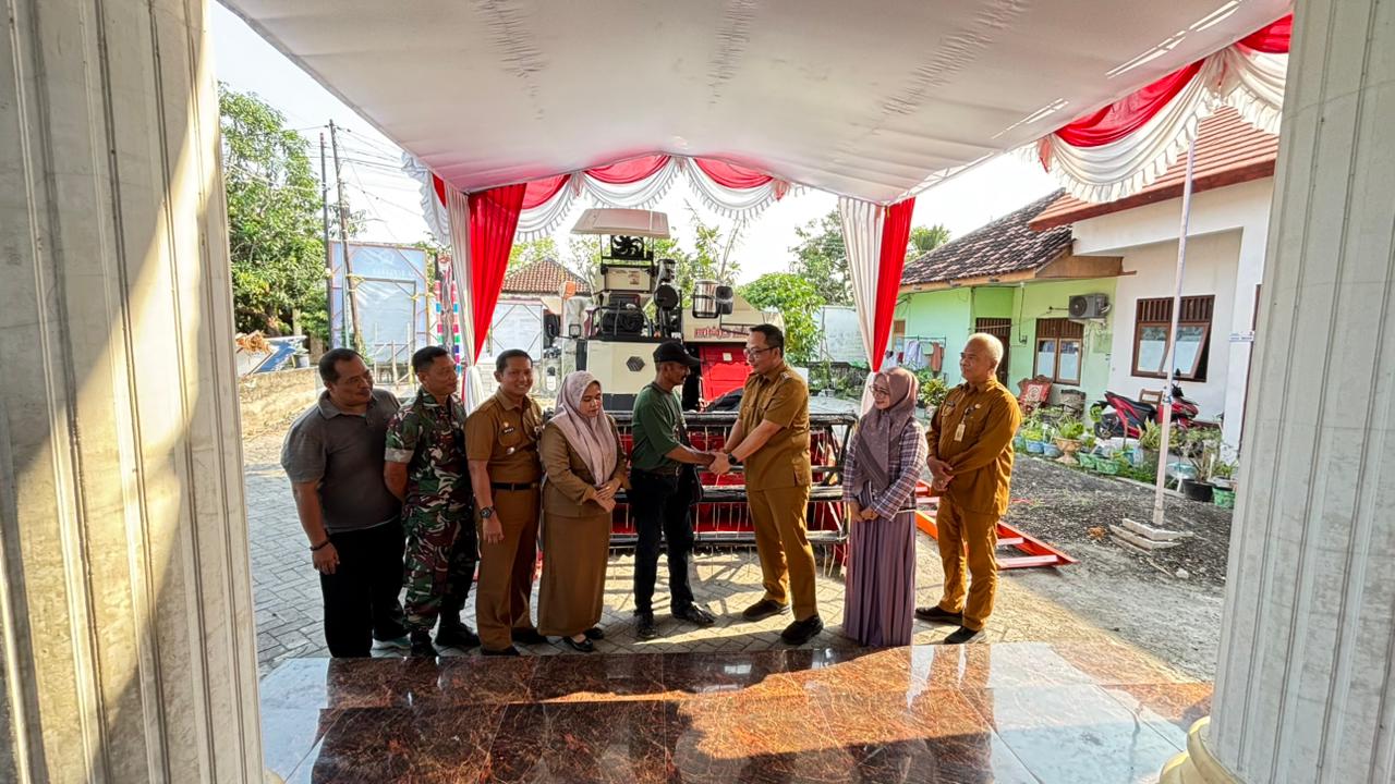 Tekan Ongkos Panen, Pemkab Gresik Serahkan Mesin Combine Bimo 102 ke Petani Tumapel