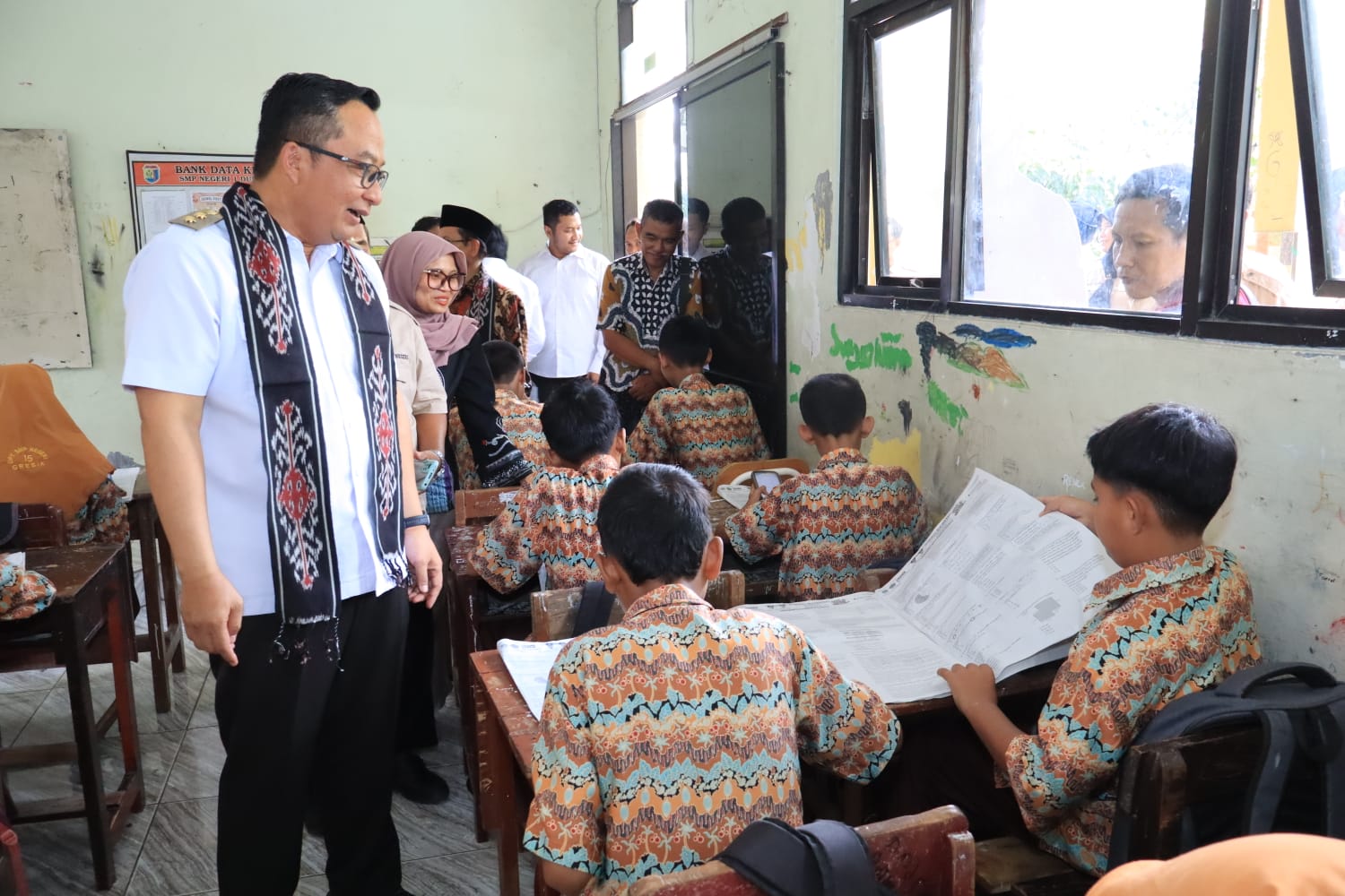 Wakil Bupati Gresik Asluchul Alif saat meninjau program sinau bareng di SMP IT Al-Ibrah dan UPT SMPN 15 Gresik pada Rabu (24/9).