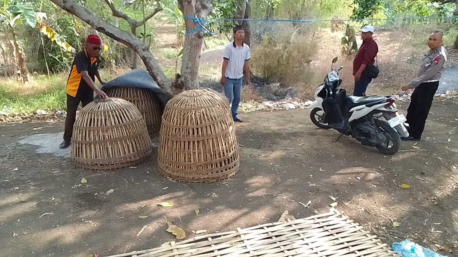 Polsek Menganti Gerebek Arena Judi Sabung Ayam di Tengah Sawah, Barang Bukti Dimusnahkan