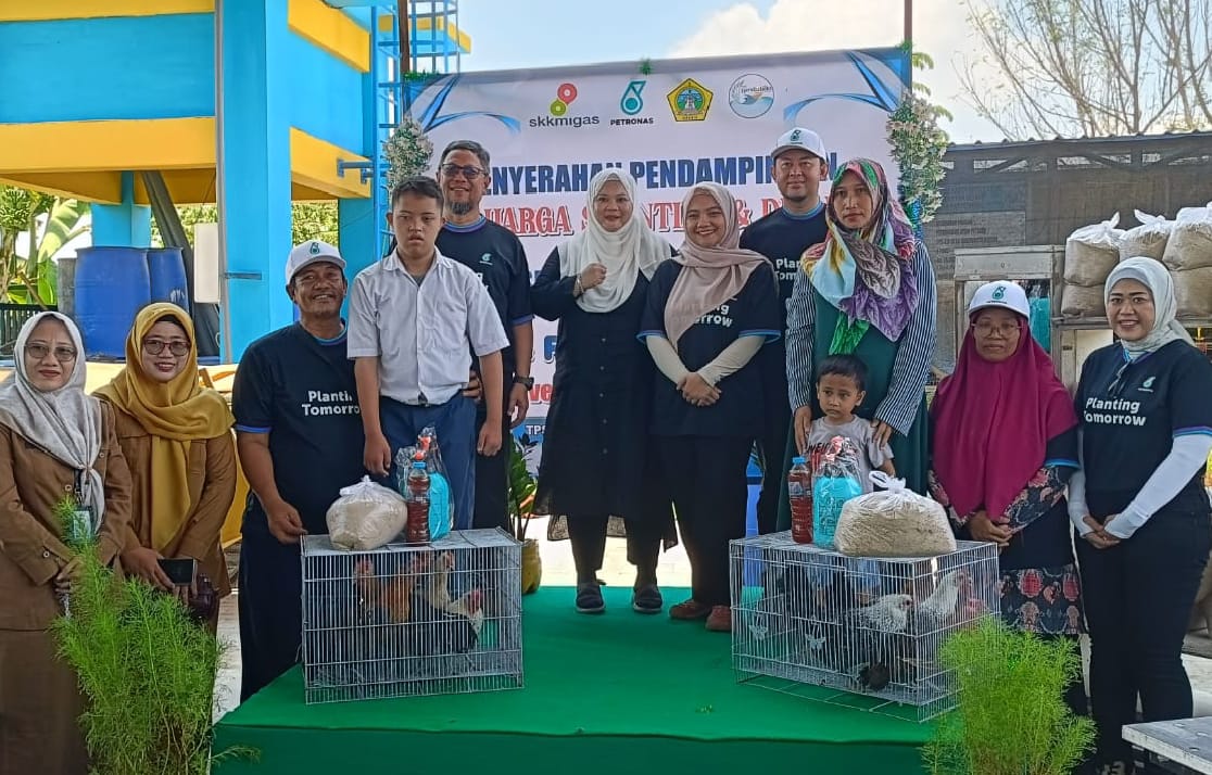 Dukung Ketahanan Pangan Nasional, Pemdes Randuboto Bagikan Ayam Petelur ke Warga