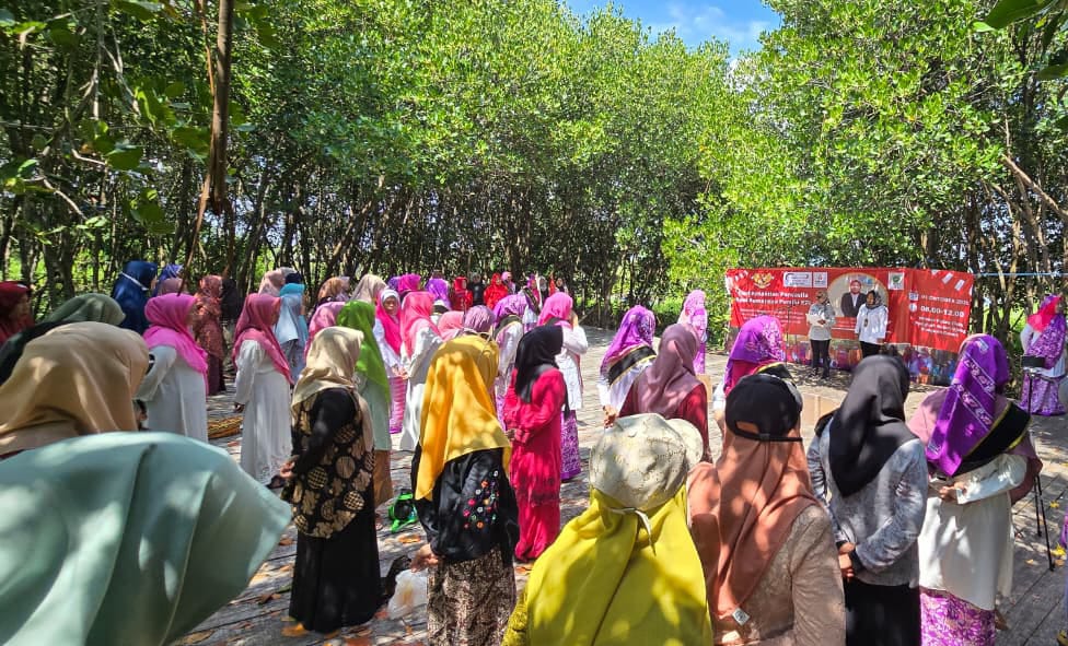 Peringati Hari Kesaktian Pancasila, Badan Pengawas Pemilu (Bawaslu) Kabupaten Gresik bersama Koalisi Perempuan Indonesia (KPI) Gresik menggelar Apel Pemantau Pemilu, Rabu (1/10/2025).