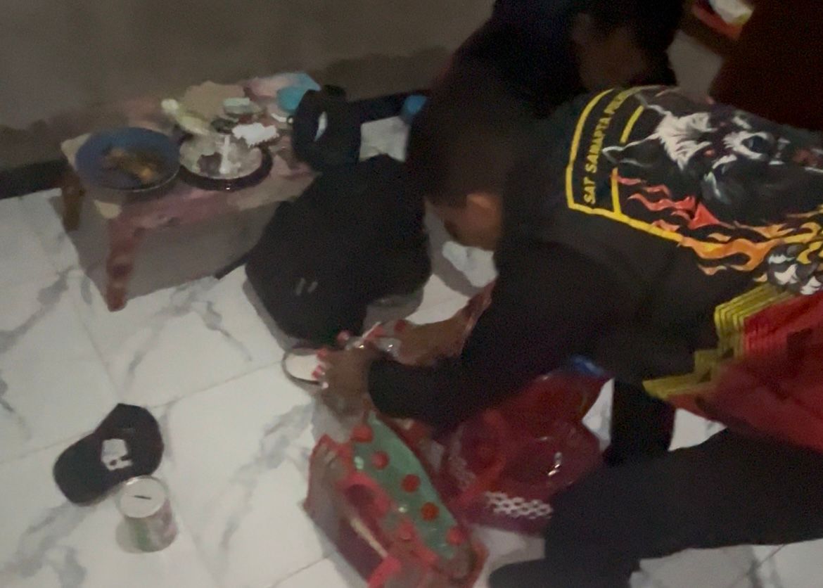 Polres Gresik Amankan 57 Botol Miras Ilegal, Dua Tersangka Diringkus di Cerme dan Menganti