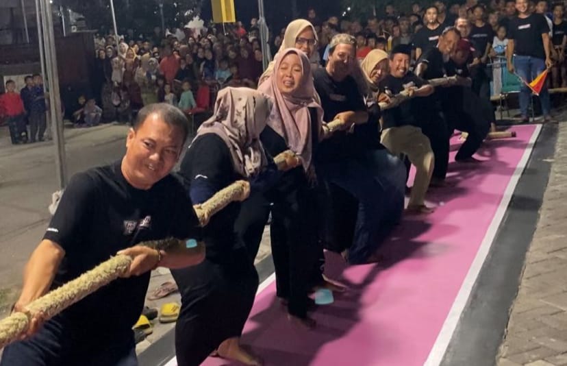 Kepala Desa Sedagaran Sidayu Munif Effendi, S.E, Bersama perangkat desa ikut memeriahkan turnamen tarik tambang “Plariant Cup 2”