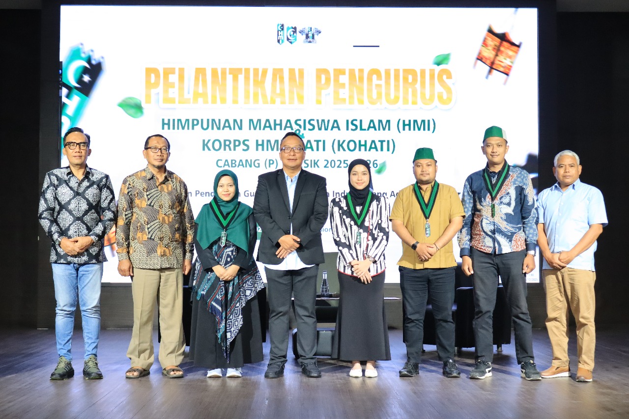 Wakil Bupati Gresik, Asluchul Alif, saat menghadiri pelantikan pengurus Himpunan Mahasiswa Islam (HMI) dan Korps HMI-Wati (KOHATI) Cabang Persiapan Gresik di Gedung GNI, Minggu (19/10/2025).