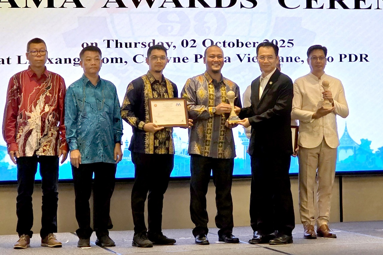 Menteri Industri & Perdagangan Laos PDR, H.E. Malaithong Kommasith (kedua kanan) menyerahkan penghargaan 1st Runner Up kategori Best Practices in Sustainable Mineral Development Mineral Mining