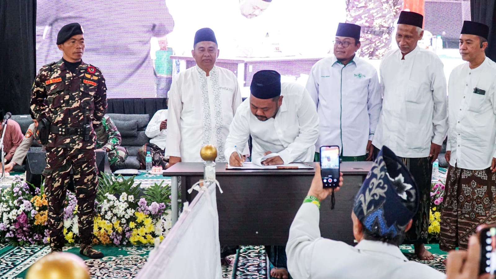PCNU Gresik dan Pemkab Teken MoU Pemenuhan Hak Anak Pekerja Migran di Puncak Hari Santri Nasional 2025