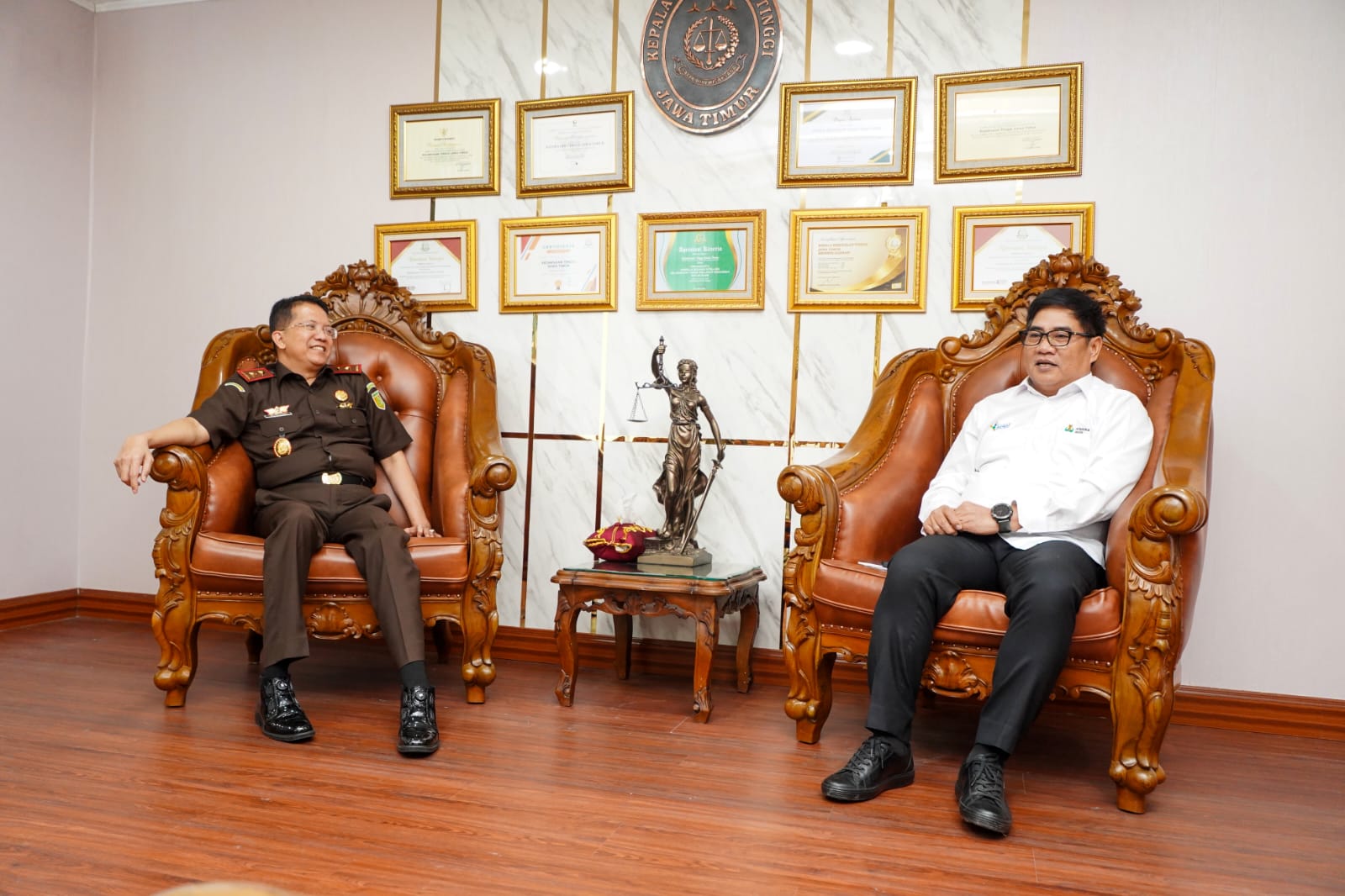 Kepala Kejaksaan Tinggi Jawa Timur, Kuntadi (kiri) bersama Direktur Utama Petrokimia Gresik, Daconi Khotob (kanan), saat silaturahmi membahas sinergi tata kelola penyaluran pupuk bersubsidi di Surabaya