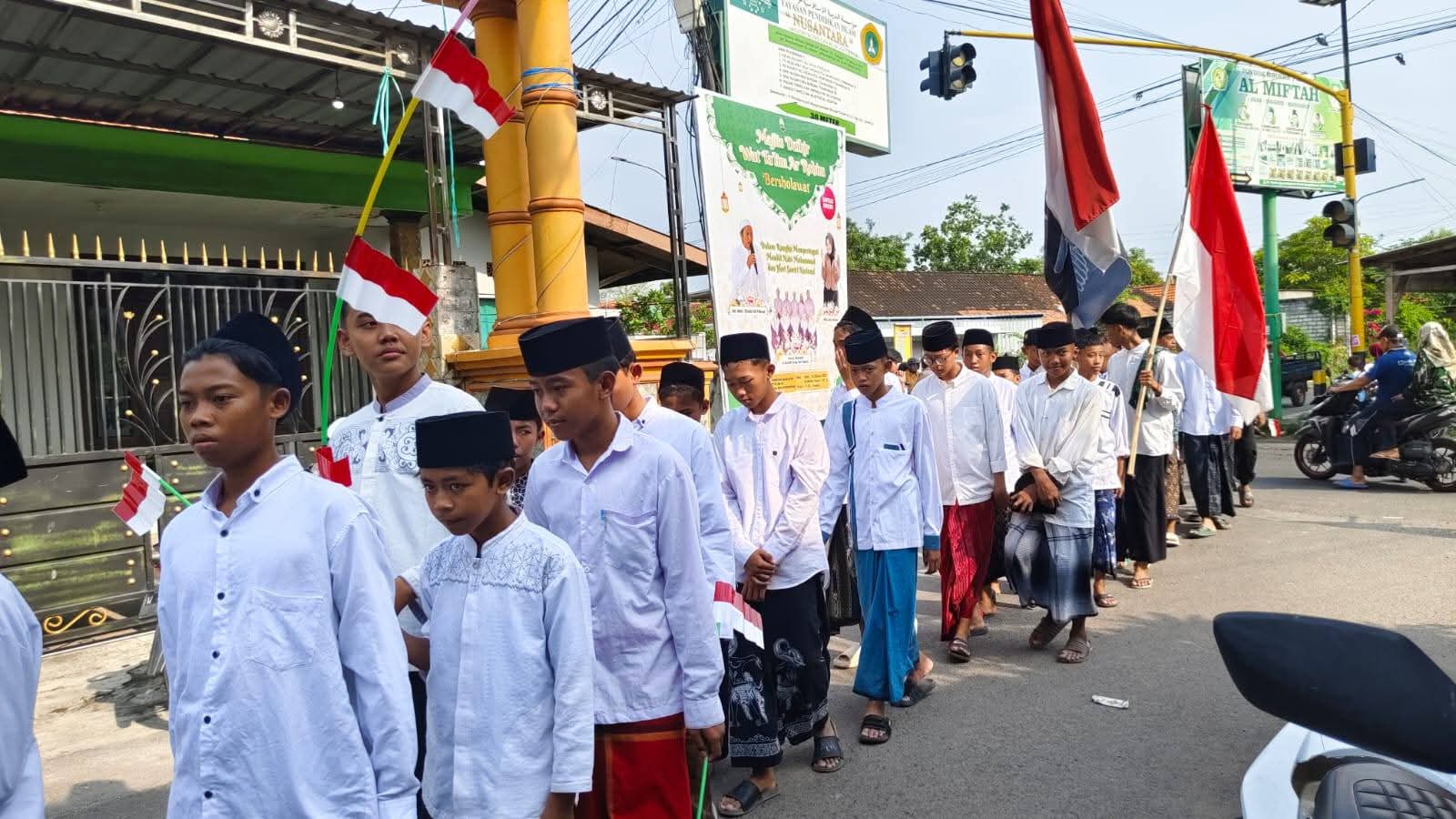 Pondok Pesantren Modern (PPM) Almiftah Mojopuro Wetan, Kecamatan Bungah, Kabupaten Gresik, dengan penuh semangat menggelar Kirab Hari Santri Nasional (HSN) 2025.