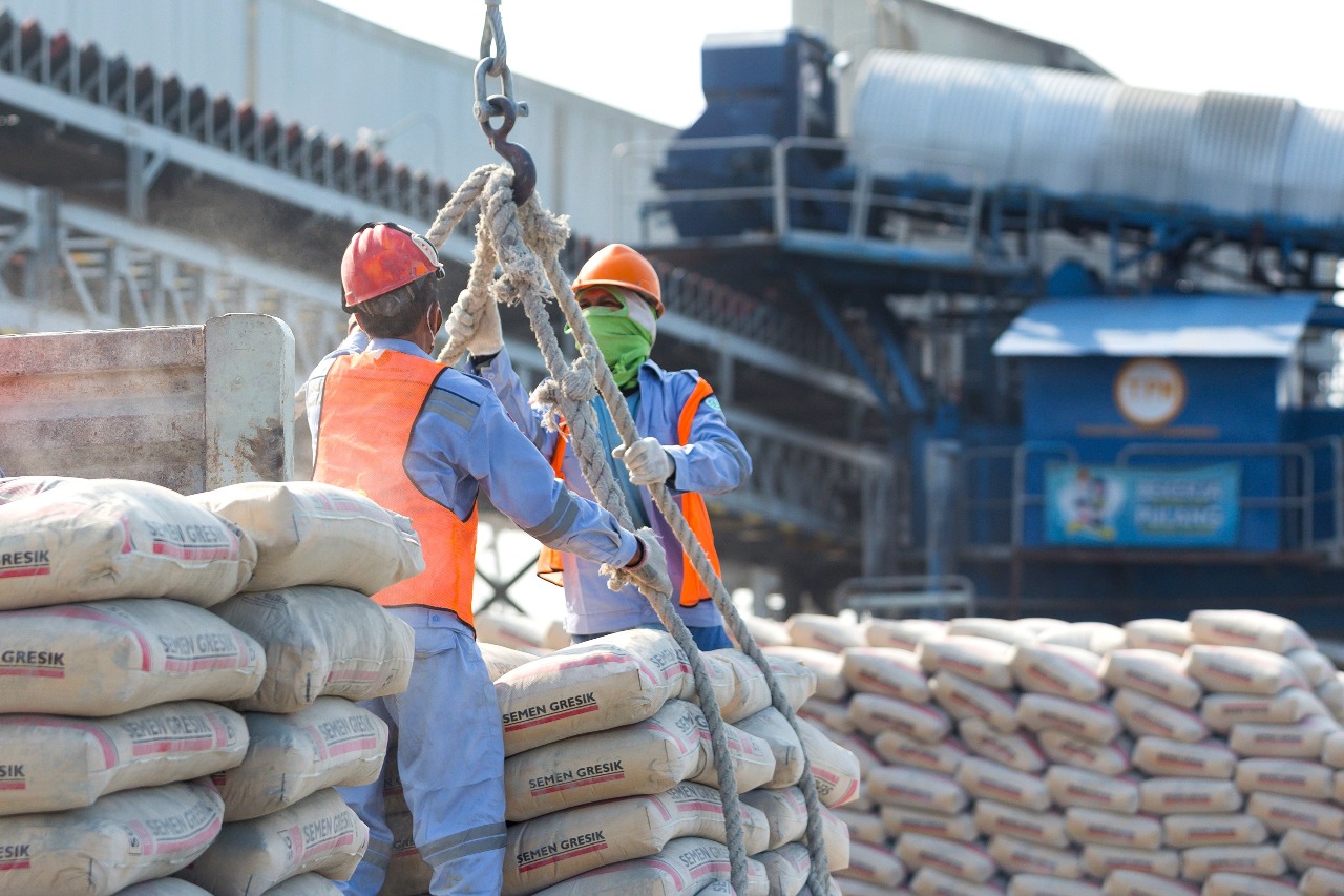 Proses bongkar muat produk zak Semen Gresik untuk siap diangkut ke truk distribusi semen di Dermaga Terminal Khusus (Tersus) SIG di Kabupaten Tuban, Jawa Timur.