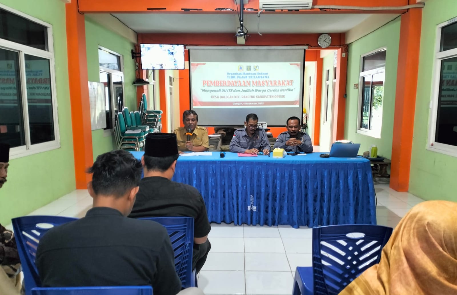 Bekerjasama dengan Yayasan Lembaga Bantuan Hukum (YLBH) Fajar Trilaksana, Desa Delegan Panceng Gelar penyuluhan hukum, bertempat di Balai Desa Dalegan, Selasa (4/11/2025).