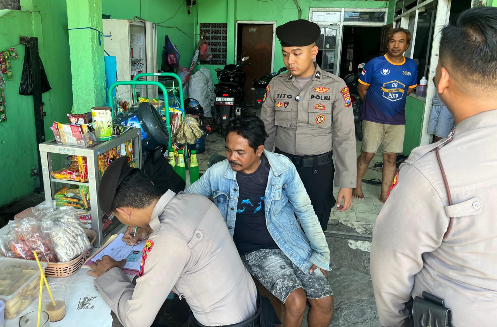 Satuan Samapta (Sat Samapta) Polres Gresik saat melakukan penggerbekan warung penjual miras dalam operasi yang digelar pada Jumat (7/11/2025) siang.