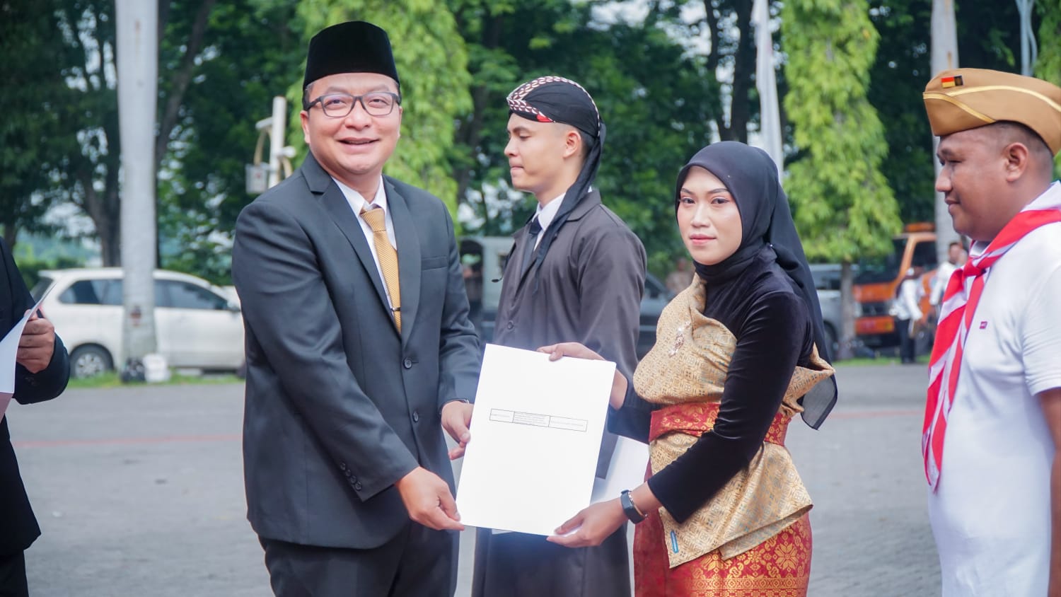 Wakil Bupati Gresik Asluchul Alif menyerahkan secara simbolis 3.022 SK PPPK, saat upacara peringatan Hari Pahlawan di Halaman Pemkab Gresik.