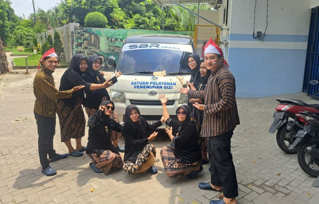 Para relawan SPPG Nael Kitchan kompak memakai baju pejuang dalam rangka ikut memperingati Hari Pahlawan 10 November.