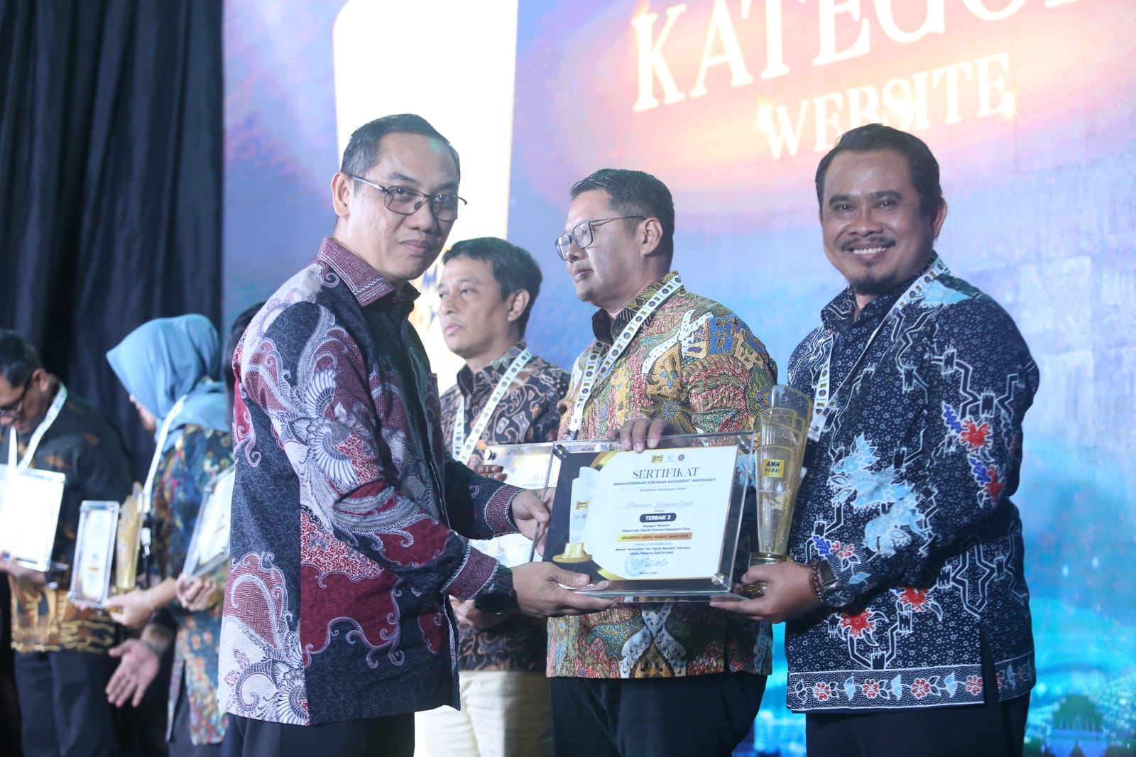 Pemkab Gresik berhasil meraih peringkat terbaik III Anugerah Media Humas (AMH) 2025 untuk kategori Website Pemerintah Daerah.