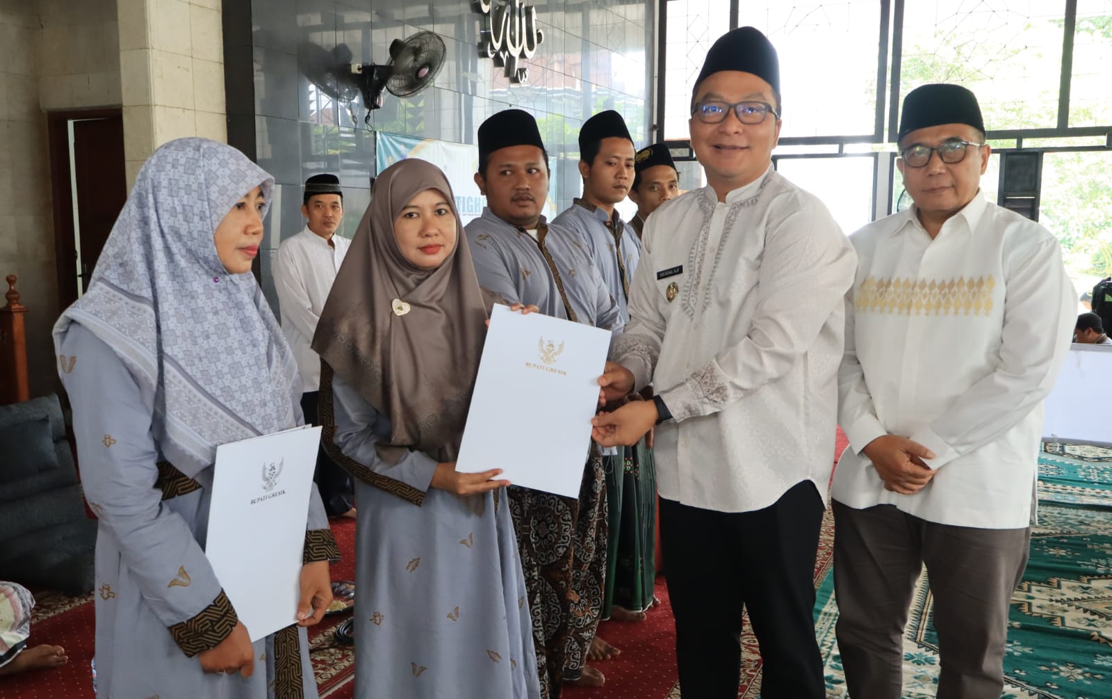 Wakil Bupati Gresik Asluchul Alif saat menyalurkan insentif kehormatan bagi para huffadz se-Kabupaten Gresik. di Masjid Al-Inabah, kompleks Kantor Bupati Gresik, pada Jumat (14/11/2025).