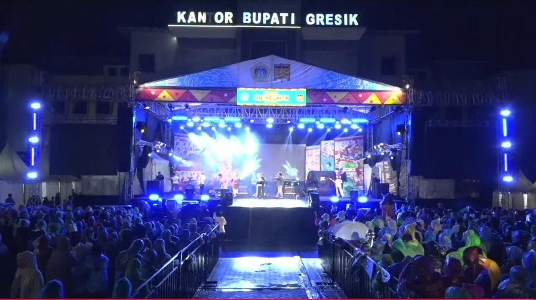 Pagelaran Seni dan Olahraga (Seniora) yang digelar Pemerintah Kabupaten Gresik melalui Disparekrafbudpora di Halaman Kantor Bupati, Jumat (15/11/2025) malam,