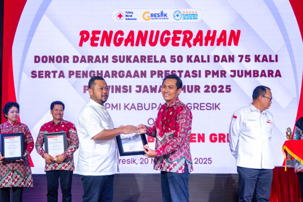 Bupati Gresik Fandi Akhmad Yani berikan penganugerahan pendonor darah sukarela sebanyak 50 kali dan 75 kali, pada Jumbara X PMI Provinsi Jawa Timur 2025. Acara ini digelar di Gedung Nasional Indonesia Gresik.