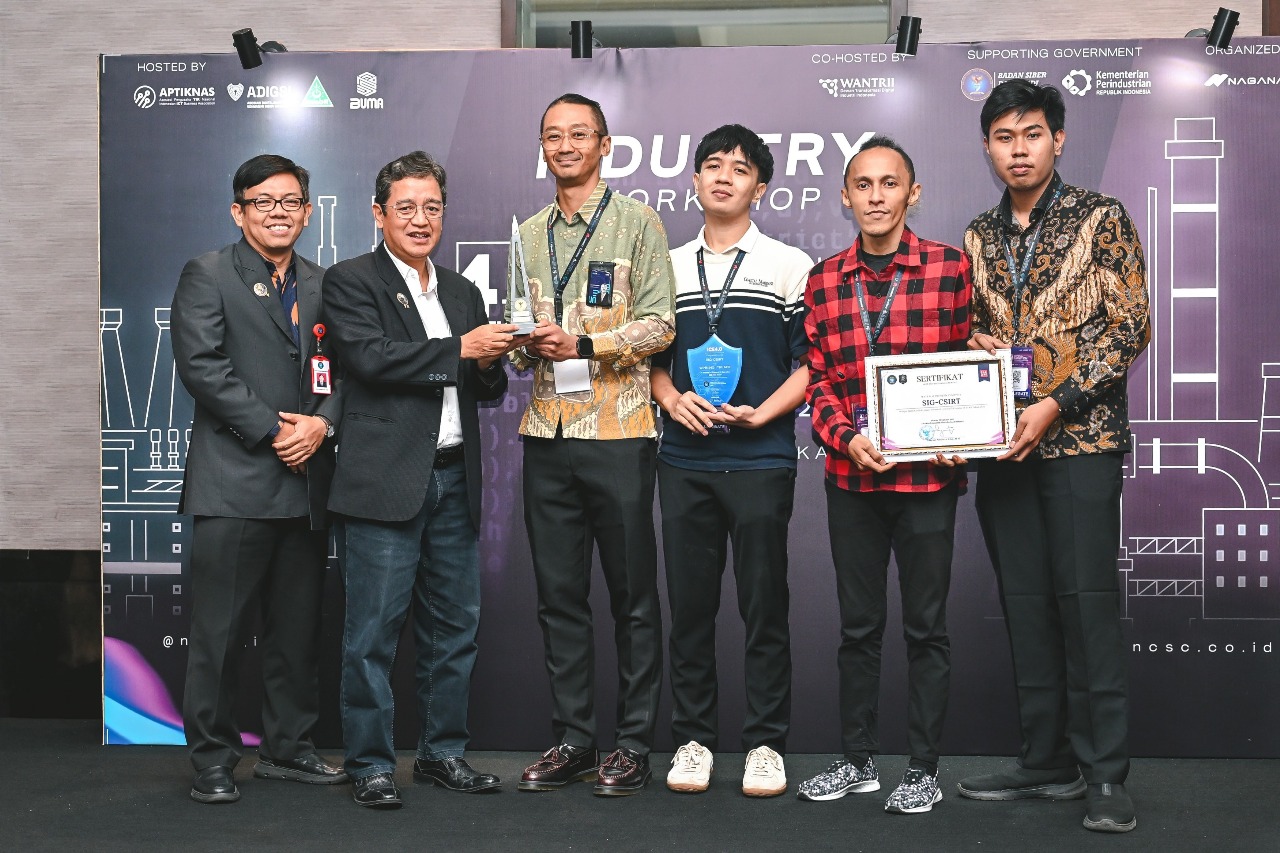 Group Head Of Technology, Digitalization & Process Excellence SIG, Anindio Daneswara (ketiga kiri) saat menerima trofi penghargaan Juara 1 kompetisi simulasi keamanan siber bertajuk Industrial Cyberdrill Exercise (ICE 4.0) dari Deputi Bidang Keamanan Siber dan Sandi Perekonomian BSSN, Slamet Aji Pamungkas dalam acara Industrial Cybersecurity Top Level Forum (TLP 5.0) sebagai rangkaian kegiatan National Cybersecurity Connect 2025 di Hotel Bidakara, Jakarta, pada akhir Oktober 2025.