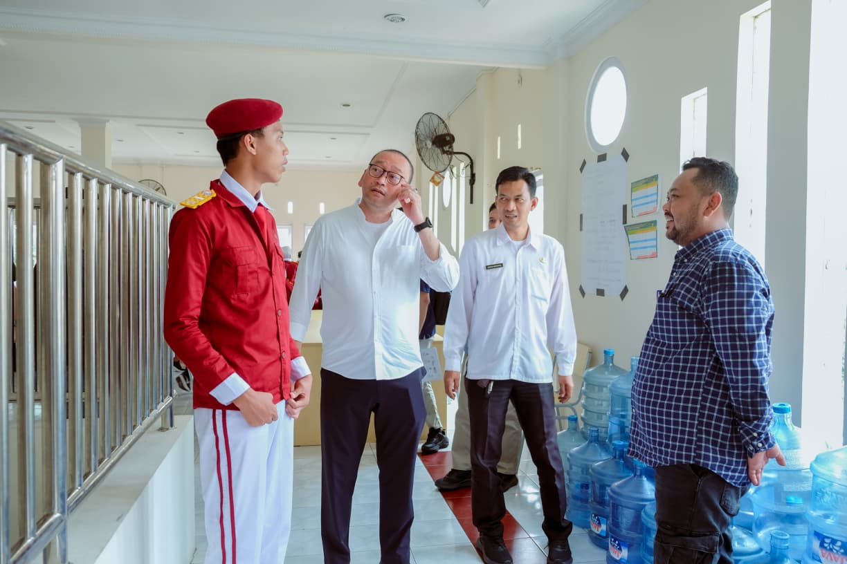 Bupati Gresik Fandi Akhmad Yani dampingi Sekjen Kemensos RI Robben Rico saat melakukan kunjungan ke SRT 45 Semarang