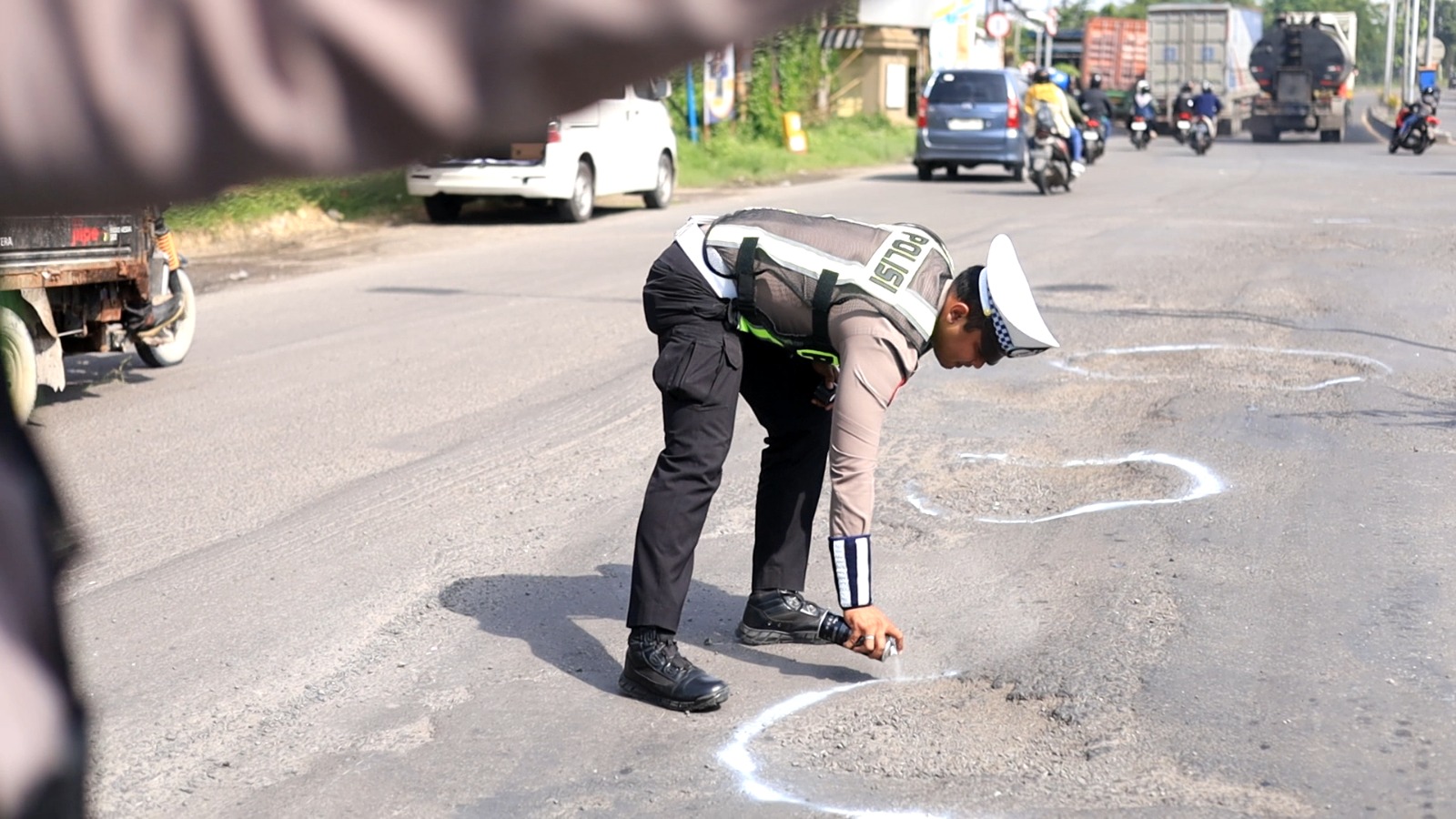 Polres Gresik mengambil langkah mitigasi risiko kecelakaan lalu lintas dengan memetakan sekaligus memberi penanda pada ruas jalan rusak di jalur utama wilayah utara.
