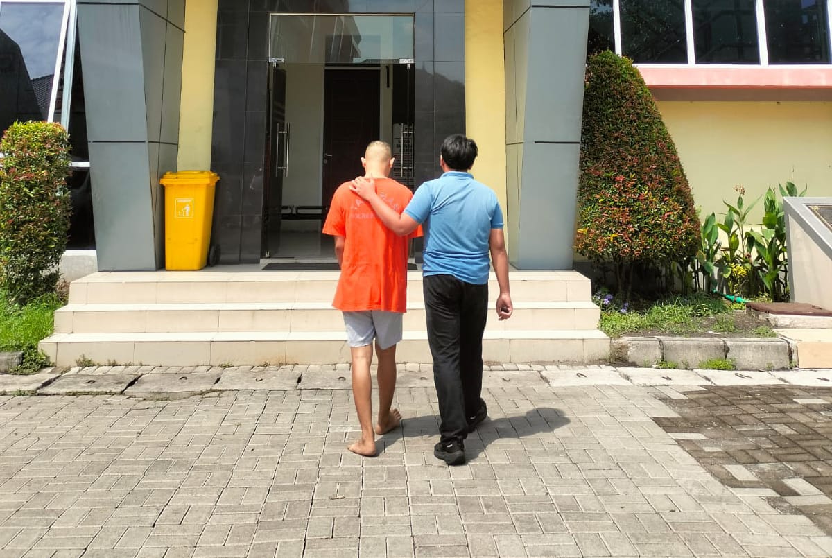 Satuan Reserse Narkoba (Satresnarkoba) Polres Gresik mengamankan seorang pemuda berusia 20 tahun berinisial YH, yang diduga menyimpan dan menguasai narkotika jenis sabu