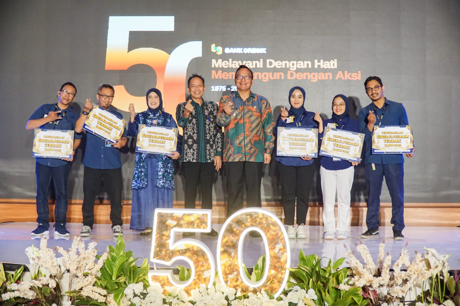 Wakil Bupati Gresik Asluchul Alif saat menghadiri peringatan HUT ke-50 Bank Gresik yang digelar di Hotel Aston Gresik, Jumat (19/12/2025).