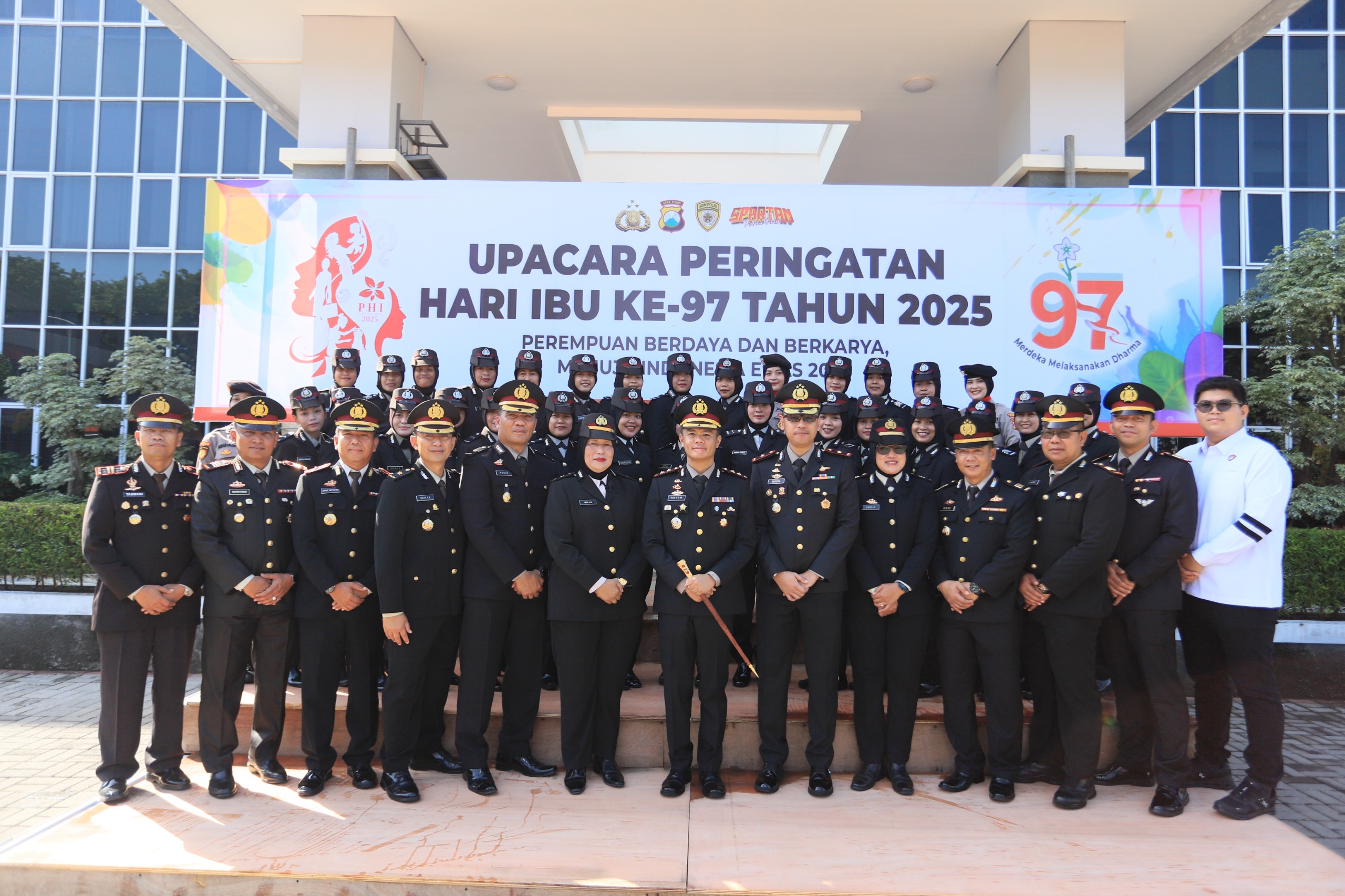 Polres Gresik gelar upacara peringatan Hari Ibu ke-97 Tahun 2025 dengan mengusung semangat kesetaraan gender sebagai fondasi menuju Indonesia Emas 2045, di halaman Mapolres Gresik, Senin pagi (22/12/2025).