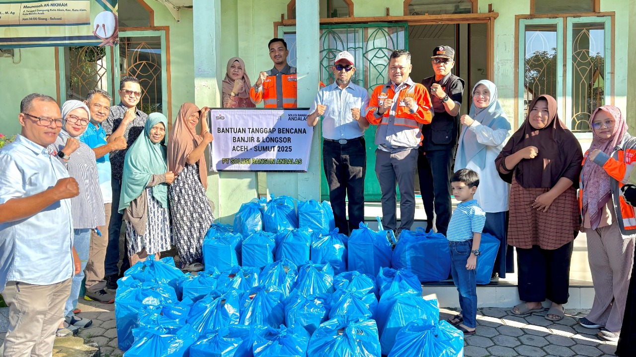 GA & Comrel Manager PT Solusi Bangun Andalas, Tafaul Rijal (kelima kanan) bersama Sekda Kota Banda Aceh, Jalaluddin (keenam kanan), menyerahkan bantuan untuk warga terdampak banjir di Dusun Tanggul, desa Kuta Alam, Kecamatan Kuta Alam, Kota Banda Aceh yang diterima oleh tokoh masyarakat setempat pada Sabtu (29/11/2025).